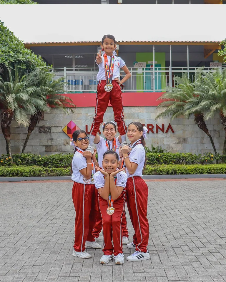 Cheerleaders 